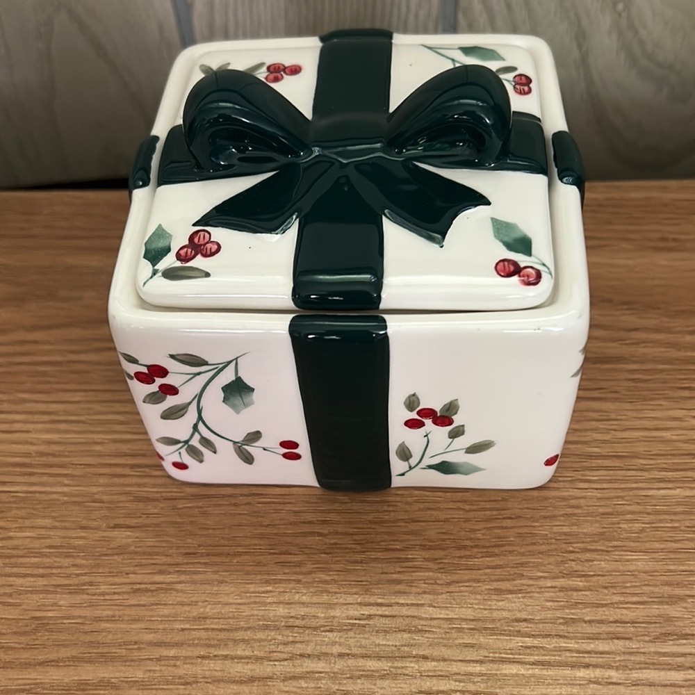 Pfatlzgraff “winterberry” ceramic gift box